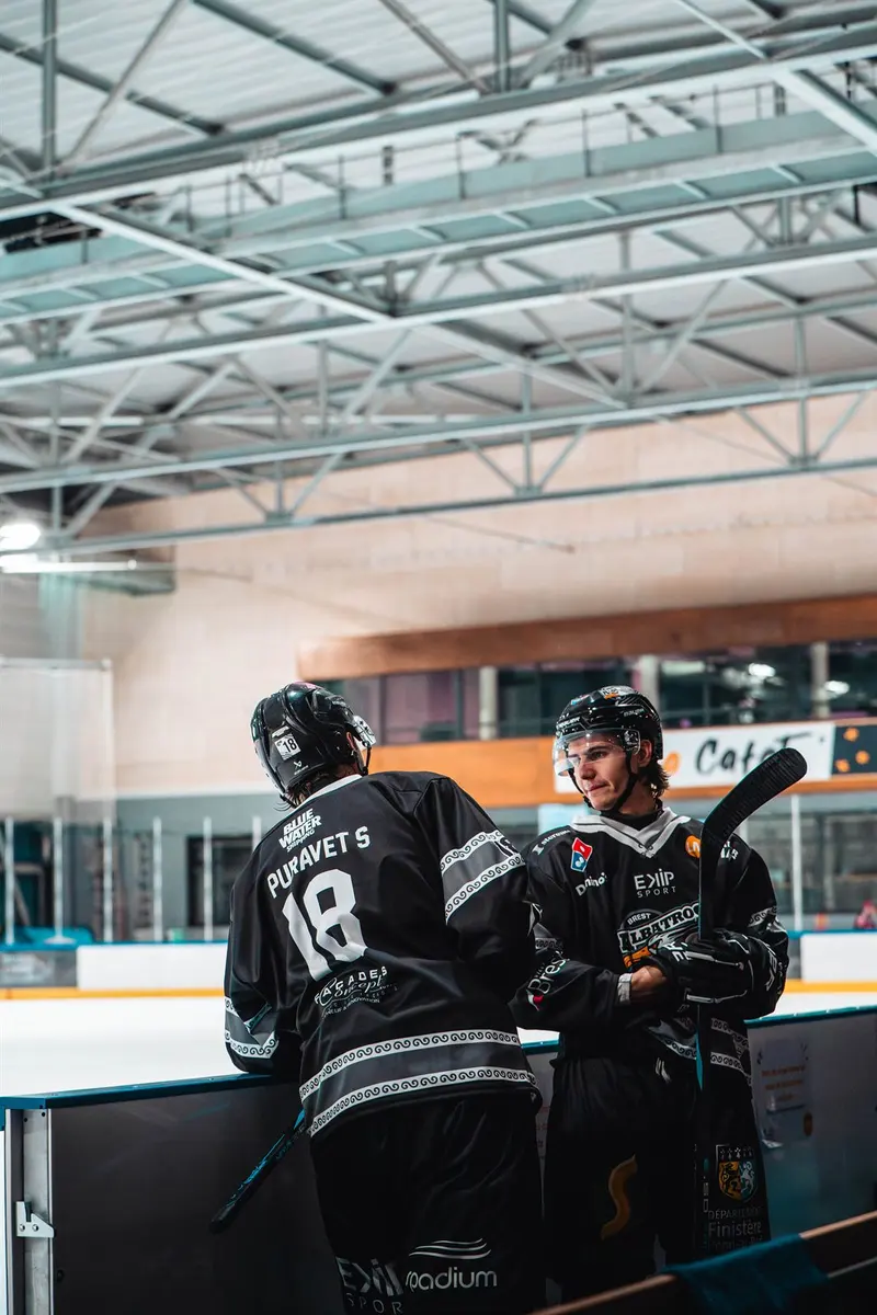 Joueurs de hockey des Albatros de Brest au bord de la glace