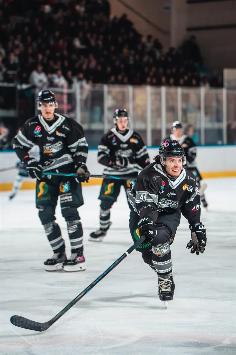 Joueurs des Albatros de Brest célébrant sur la glace