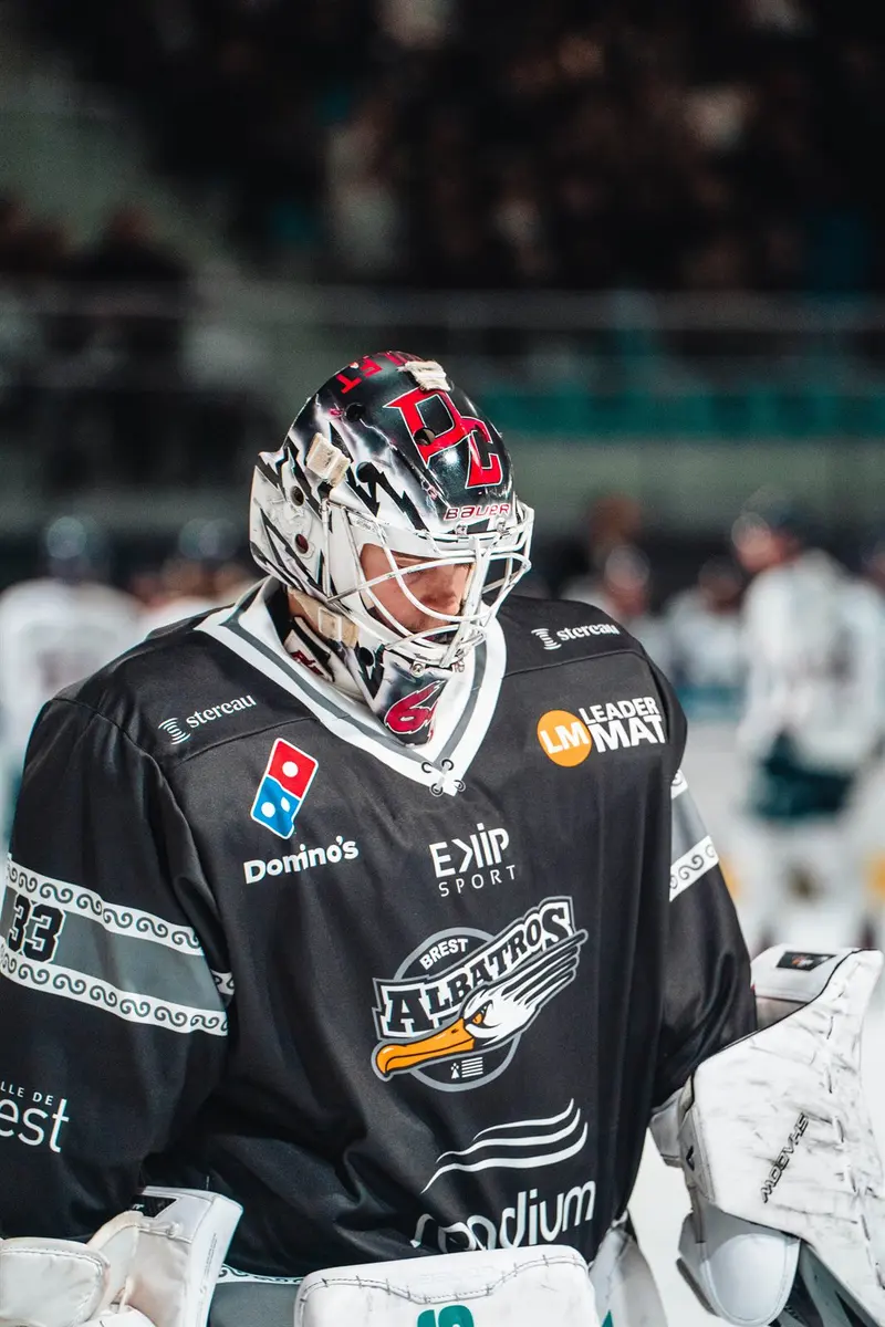 Gardien de but des Albatros de Brest avec son masque
