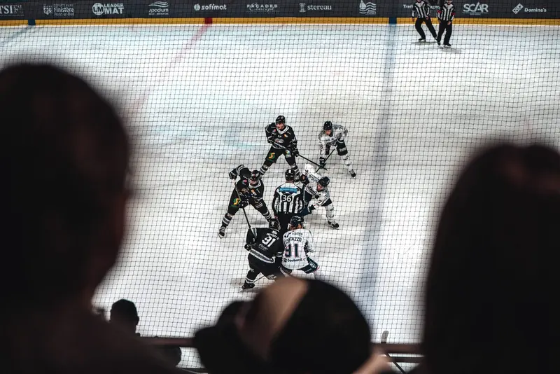 Vue de la patinoire de Brest pendant un match, depuis les tribunes