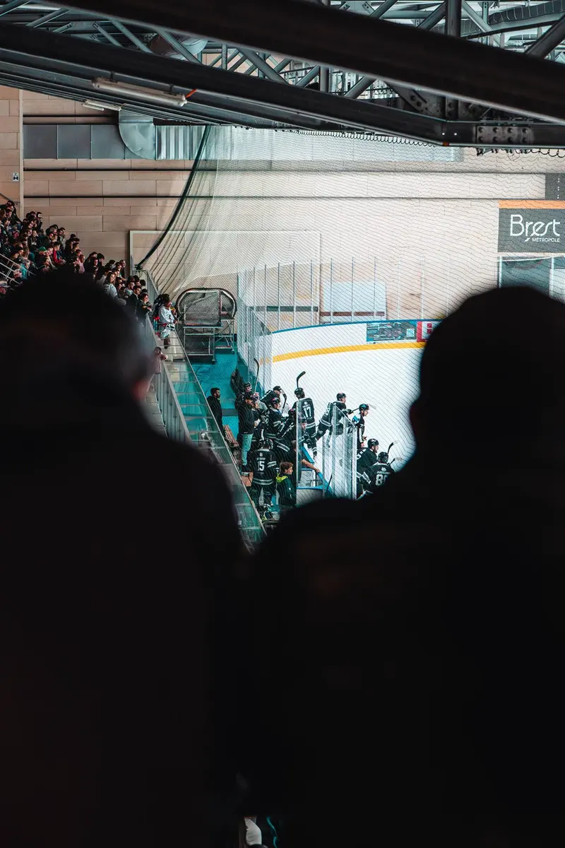 Spectateurs en contre-jour devant le banc des Albatros de Brest