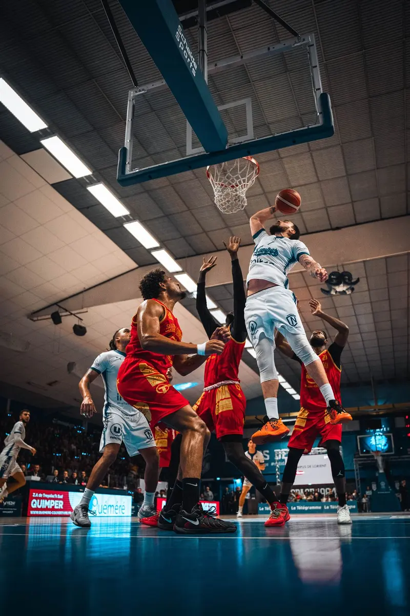 Dunk d'un joueur au-dessus de la défense lors d'un match du Bélier de Kemper