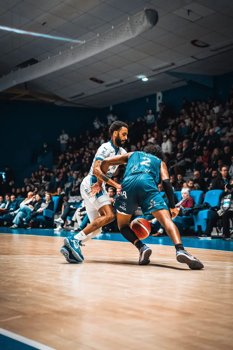 Joueur du Bélier de Kemper en dribble face à un défenseur