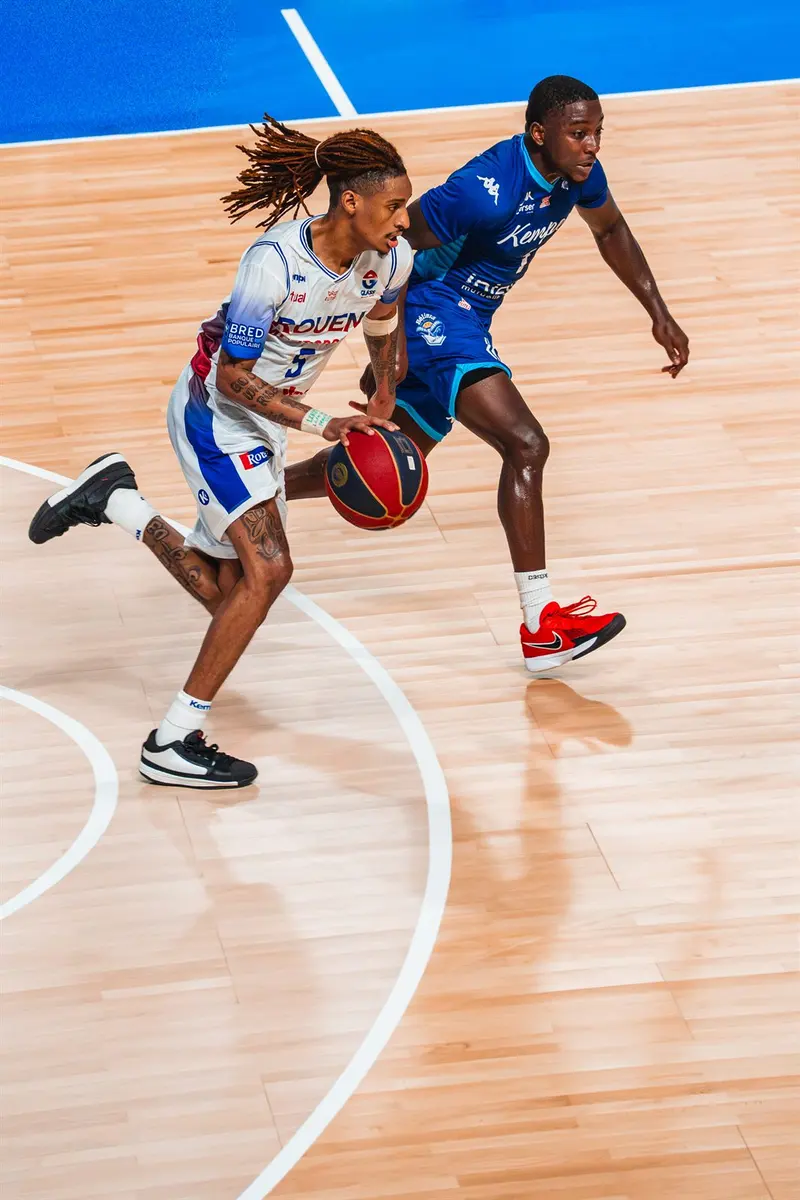 Dribble au ras du parquet pendant un match de basket