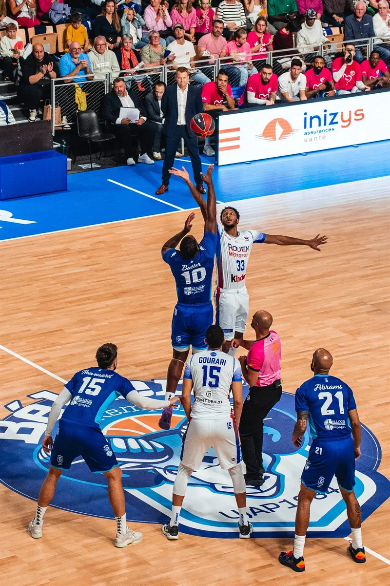 Entre-deux pendant un match de basket