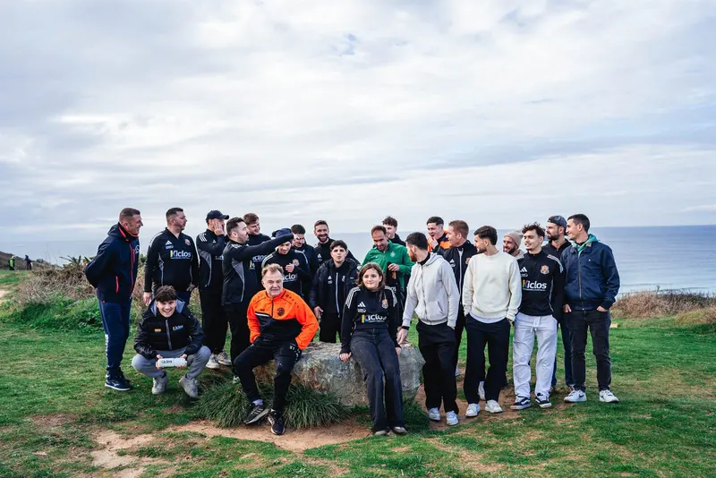 Photo d'équipe du FC Penhir Camaret au bord de la mer