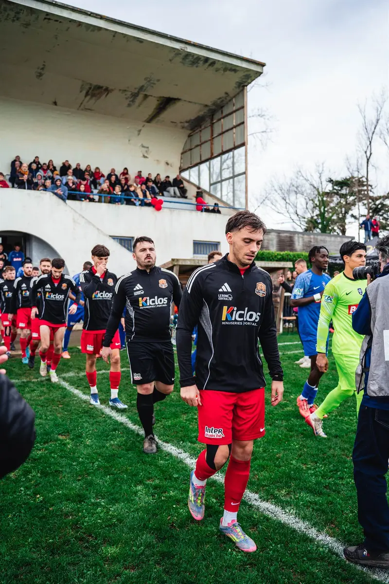 Les joueurs du FC Penhir Camaret et leurs adversaires entrent sur la pelouse
