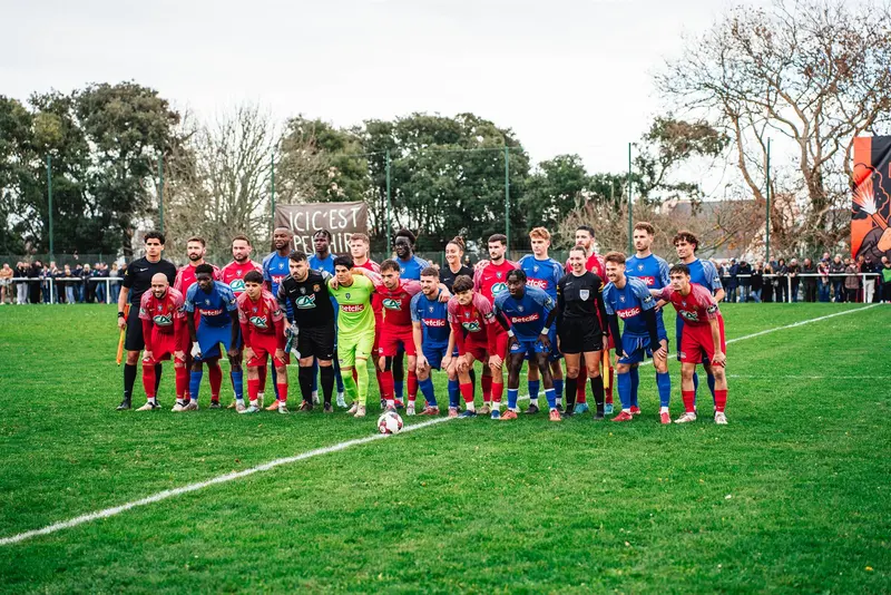 Les deux équipes alignées avant le coup d'envoi du match de Coupe de France