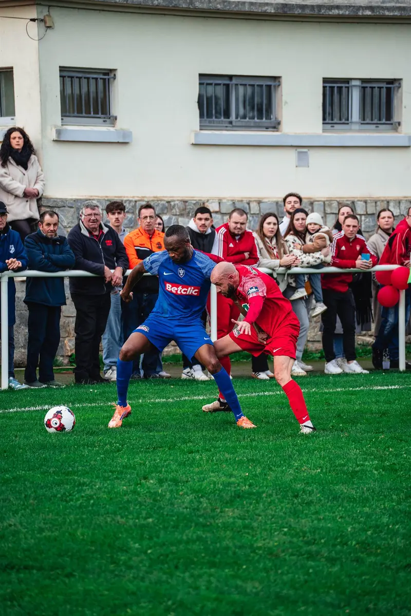 Duel au ballon entre un joueur du FC Penhir Camaret et un attaquant adverse