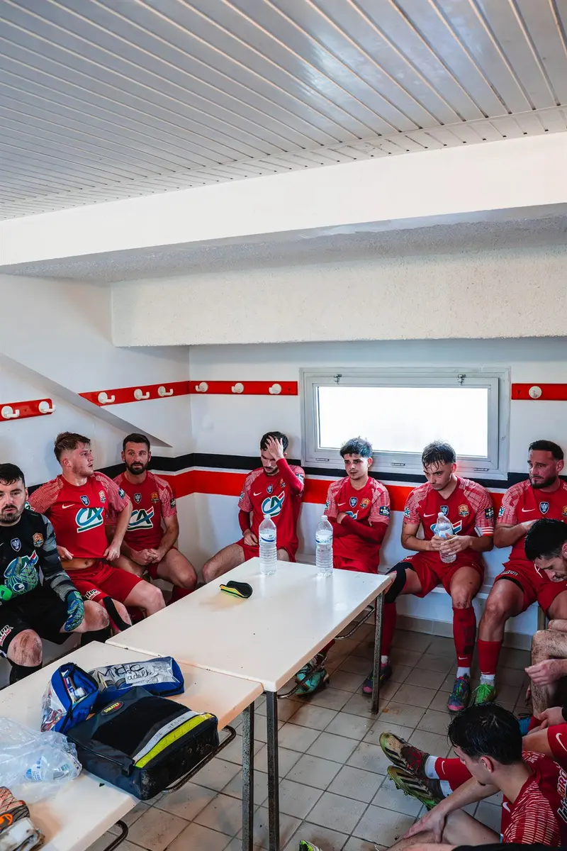 Joueurs du FC Penhir Camaret concentrés dans le vestiaire avant le match