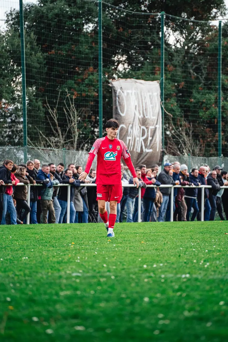 Joueur du FC Penhir Camaret devant les supporters et la banderole du club