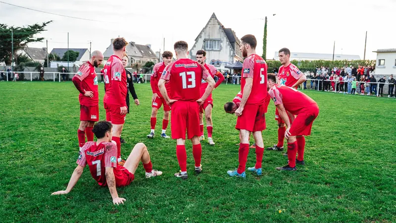 Joueurs du FC Penhir Camaret sur la pelouse à la fin du match