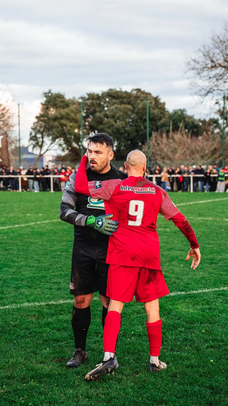 Accolade entre le gardien et un joueur du FC Penhir Camaret après le match