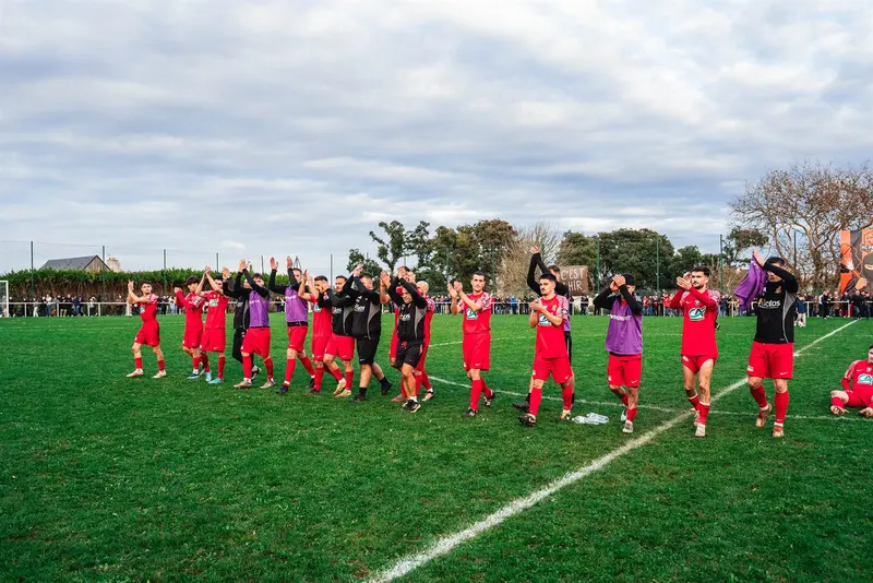 Les joueurs du FC Penhir Camaret saluent leurs supporters
