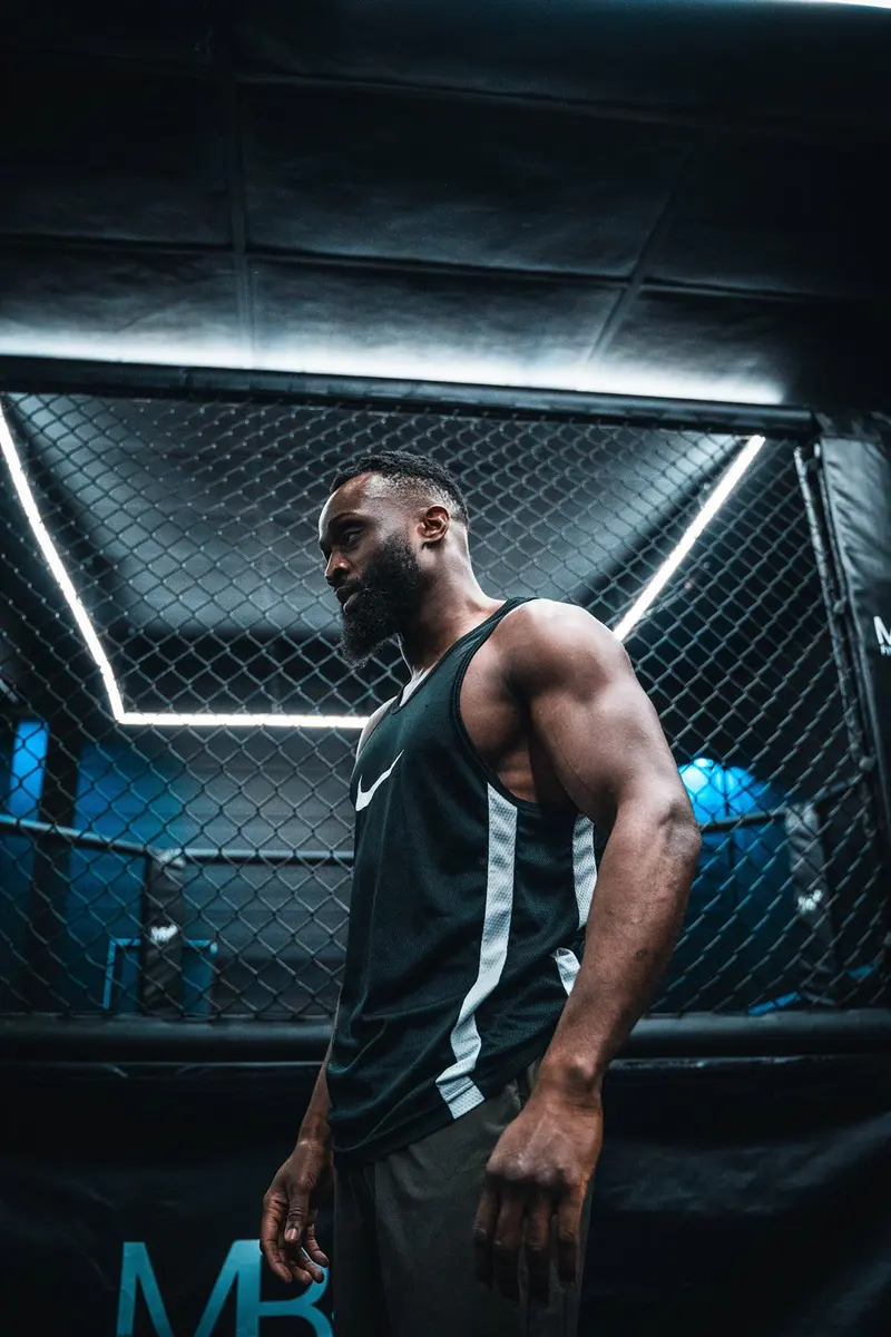 Combattant de MMA dans la cage du Hemle