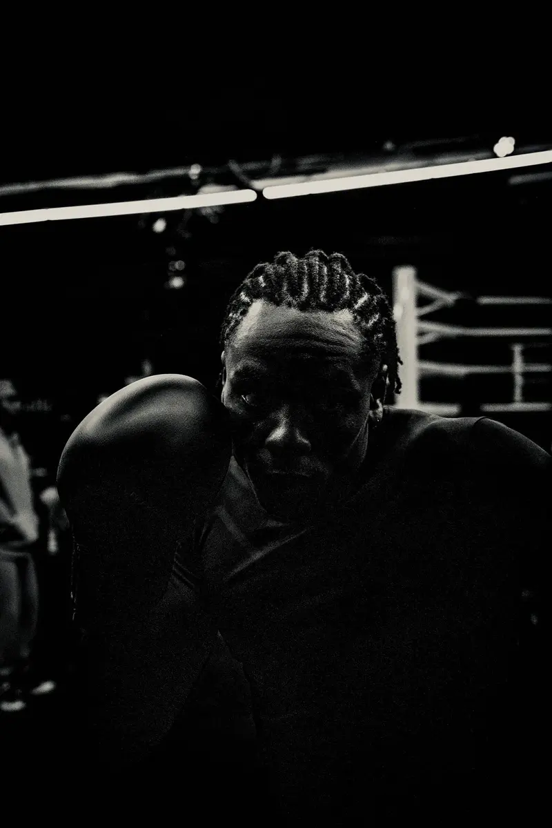 Portrait en clair-obscur d'un combattant en garde