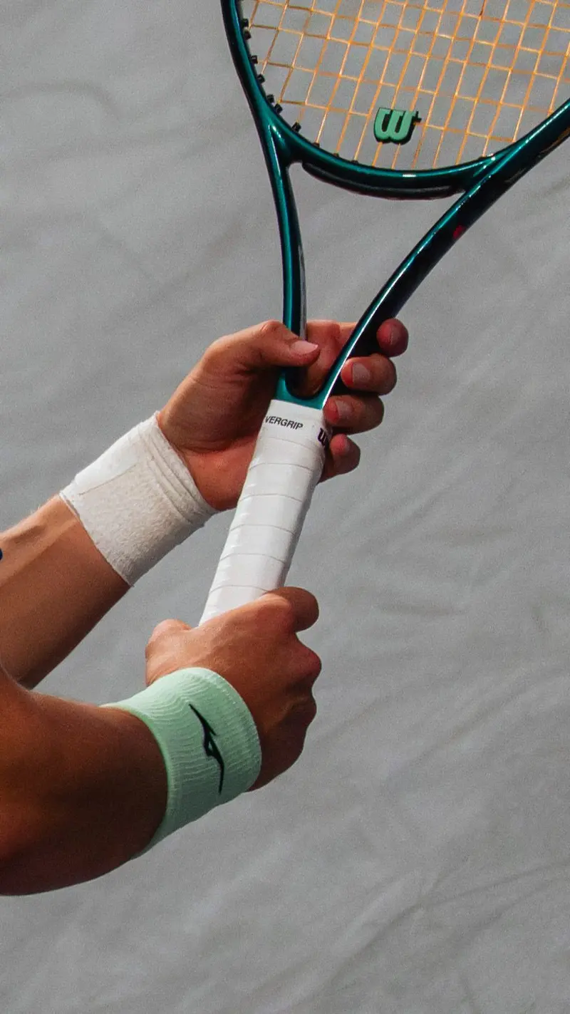 Gros plan sur la main d'un joueur tenant sa raquette à l'Open de Quimper