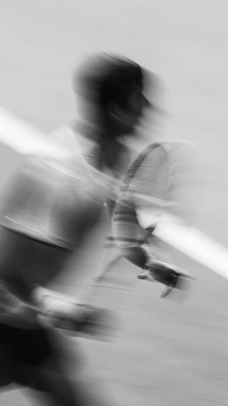 Joueur de tennis en mouvement, flou de vitesse en noir et blanc