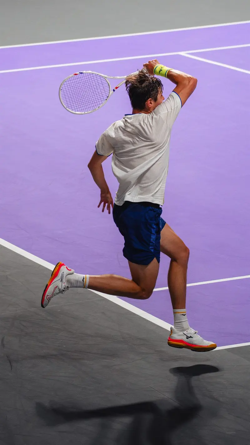 Déplacement d'un joueur sur le court violet de l'Open de Quimper