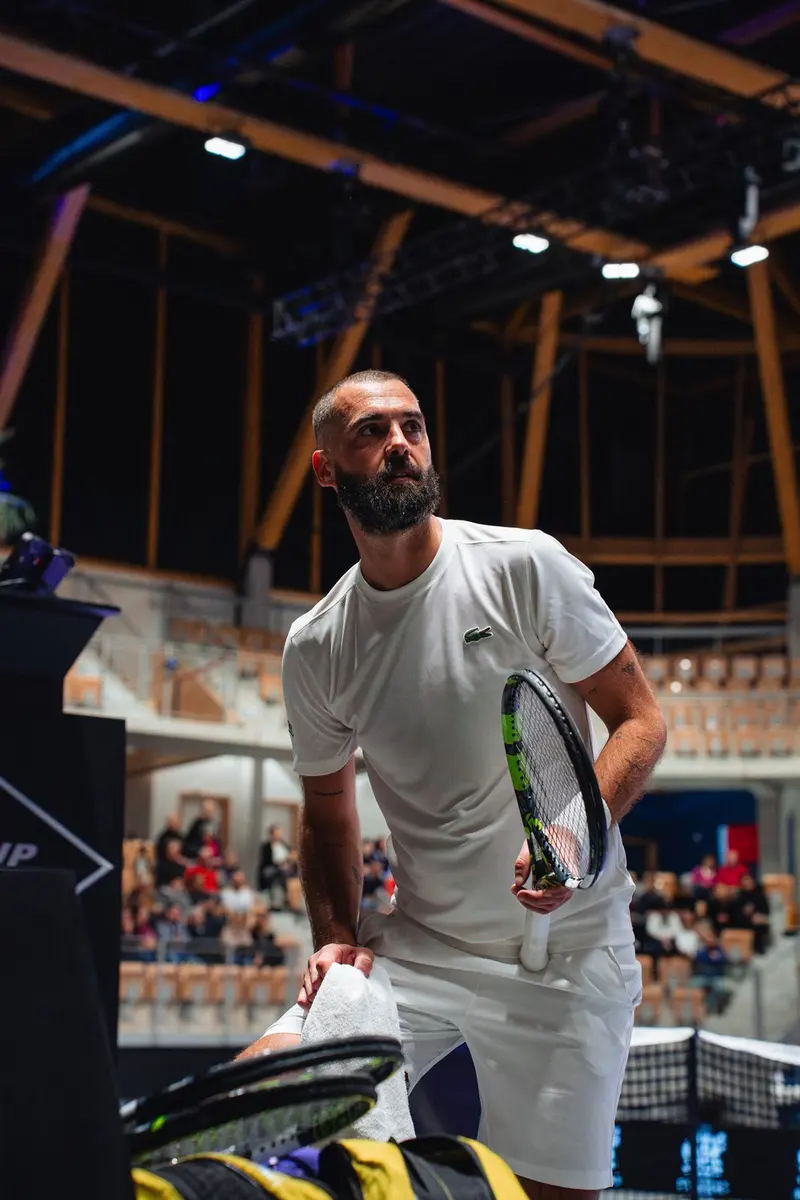 Joueur concentré, raquette en main, à l'Open de Quimper