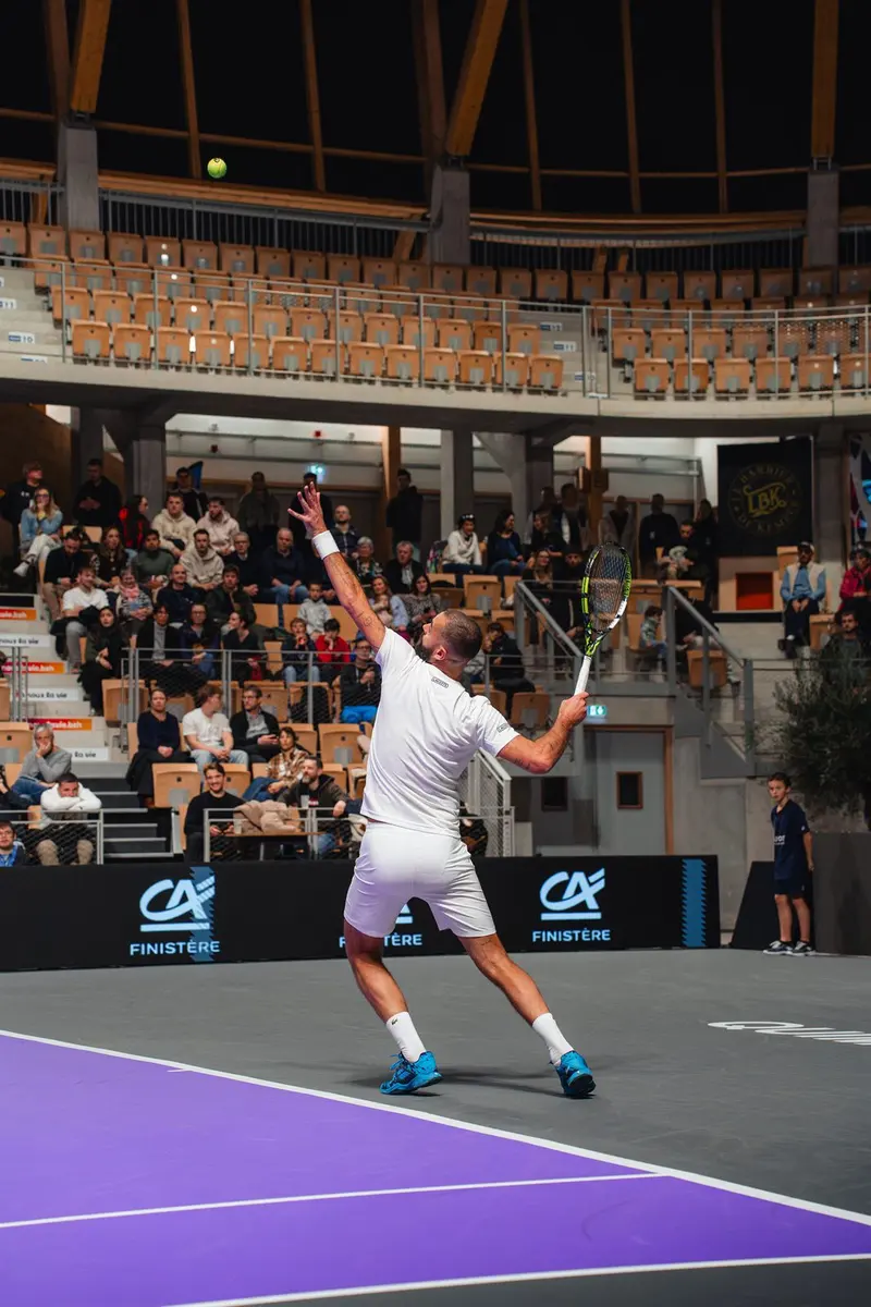 Service d'un joueur devant les tribunes de l'Open de Quimper