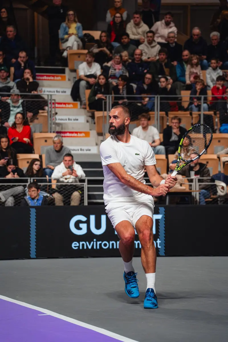 Revers d'un joueur devant le public de l'Open de Quimper
