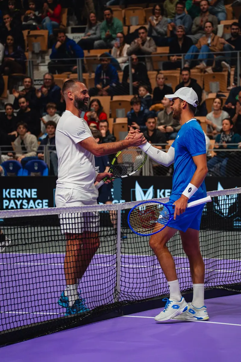 Poignée de main au filet à la fin d'un match de l'Open de Quimper