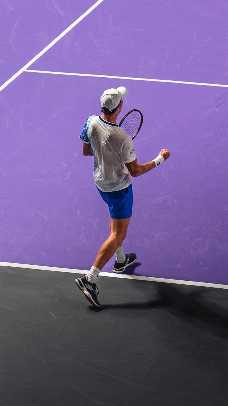 Joueur en déplacement sur le court violet