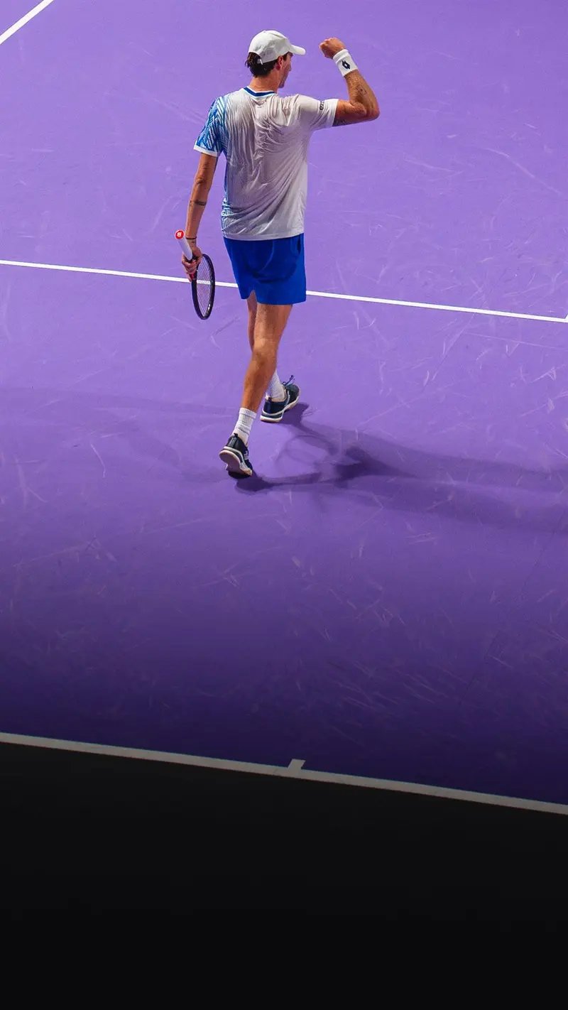 Ombre d'un joueur sur le court violet de l'Open de Quimper