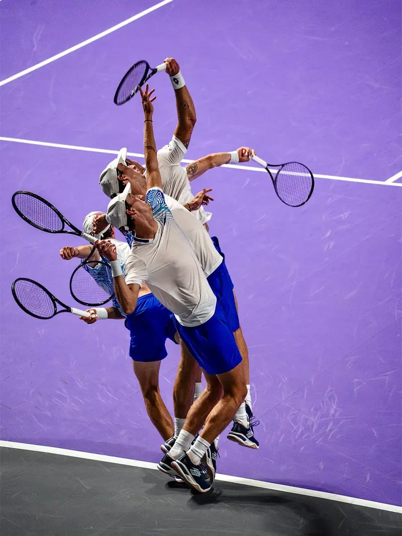 Décomposition du geste de service d'un joueur de tennis en surimpression
