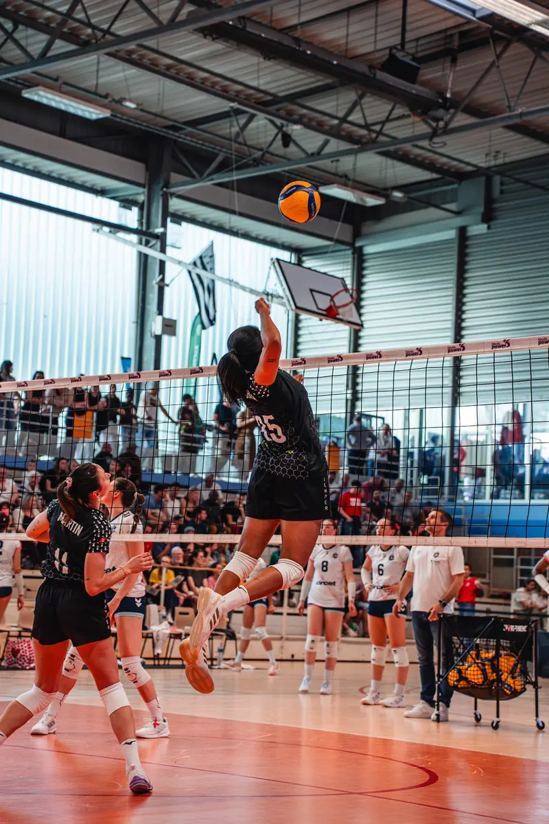 Attaque au filet pendant un match de volley-ball