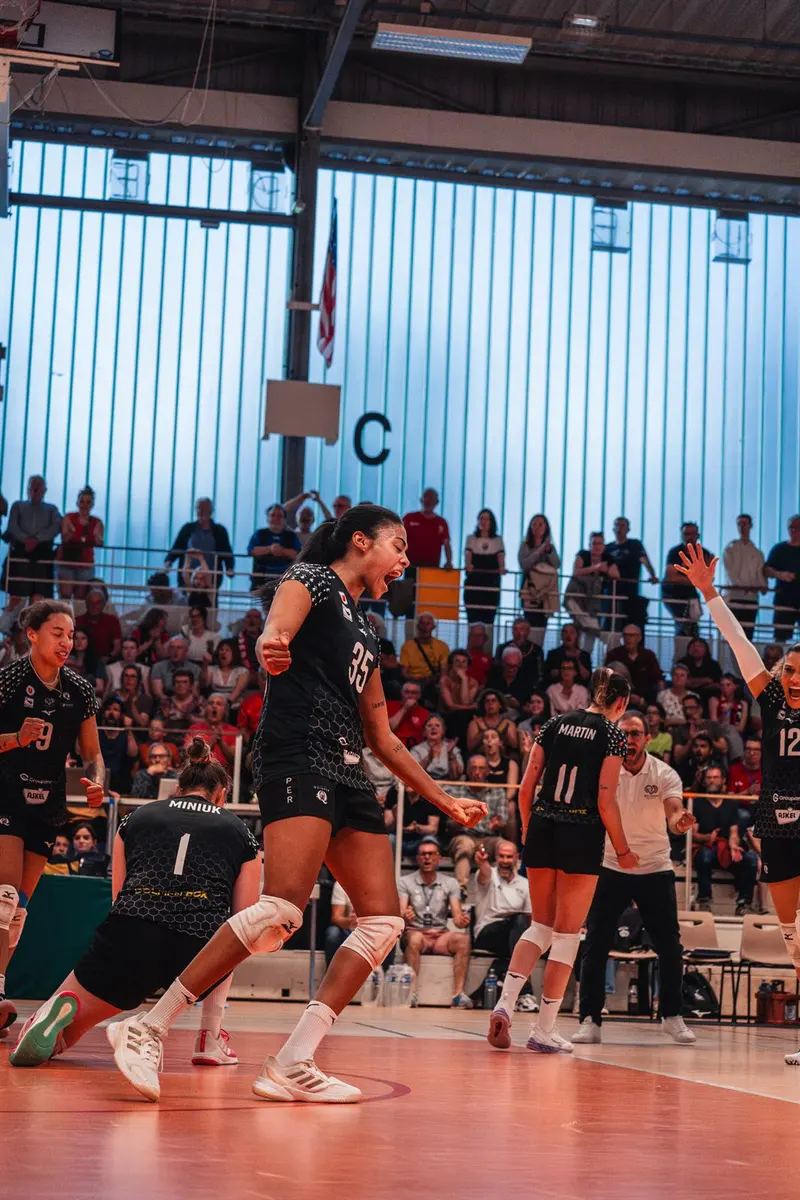 Joueuse célébrant un point devant des tribunes pleines