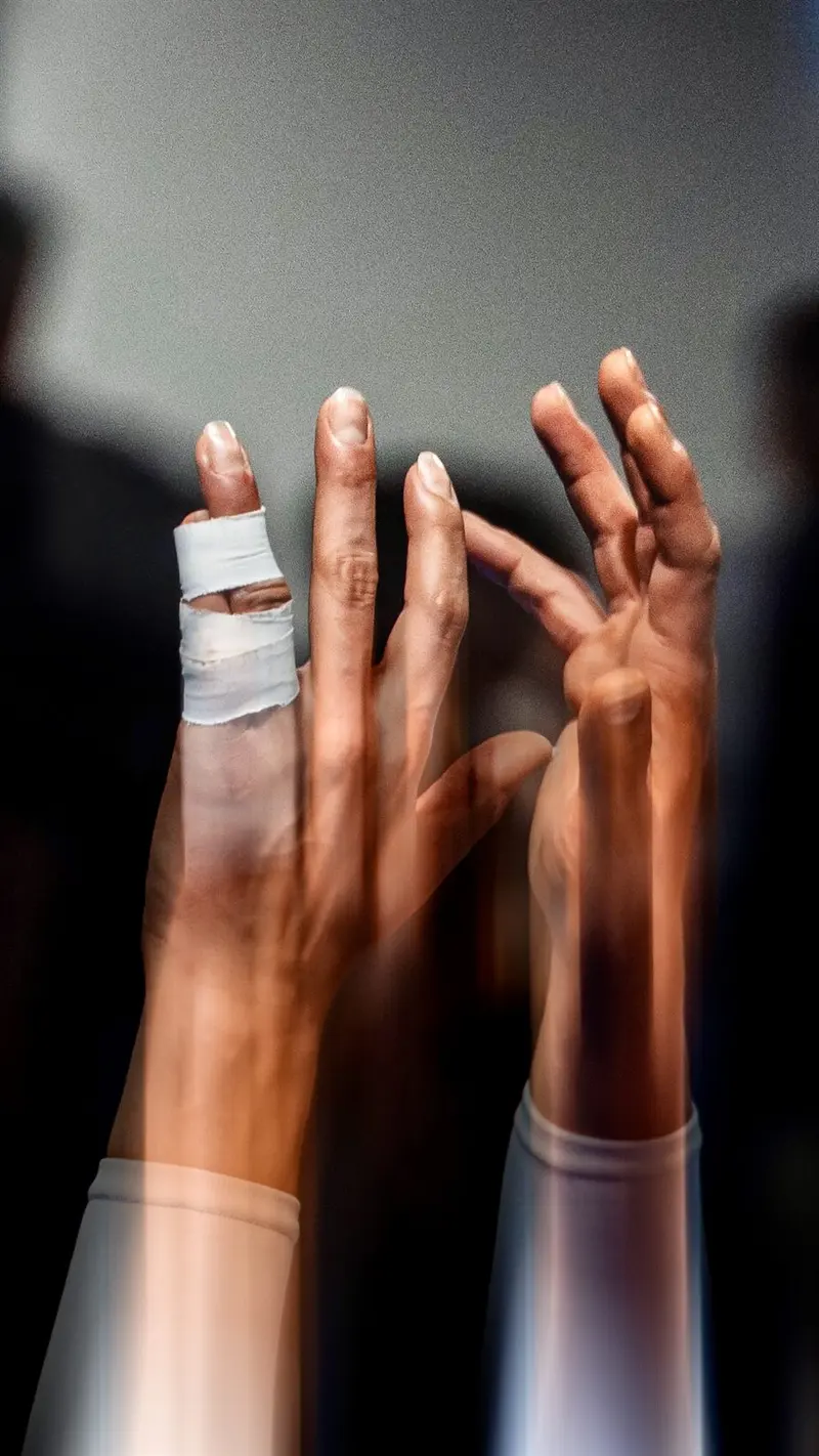 Gros plan sur les doigts strappés d'une joueuse de volley-ball